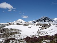 7 Scendendo salutiamo il rifugio sullo sfondo